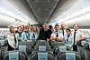 Kabinpersonal från Norse står samlad i mittgången på ett passagerarflygplan.
