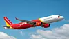 Rødt og hvidt VietJet Air-passagerfly flyver mod blå himmel med skyer.
