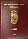 Forsiden af et dansk pas med teksten Den Europæiske Union Danmark og et guldvåbenskjold.