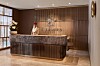 Loungeområde med reception, marmordisk, blomster og Emirates-logo på væggen.