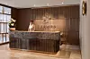 Loungeområde med reception, marmordisk, blomster og Emirates-logo på væggen.