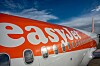 Orangevitt Easyjet-flygplan på marken vid en flygplats.