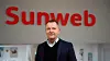 Jan Lockhart, Nordenchef, står framför en vägg med den röda Sunweb-logotypen.
