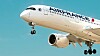 Ett Air France-flygplan ses under inflygning mot en klar blå himmel.