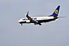 Ryanairin matkustajakone ilmassa pilvisellä taivaalla.