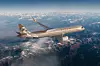 Etihad Airbus A321LR flyger över snötäckta berg och moln.